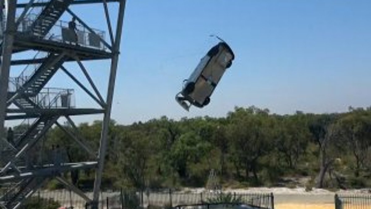Bir YouTuber, dünyanın en güçlü trambolinini yapıp araba fırlattı