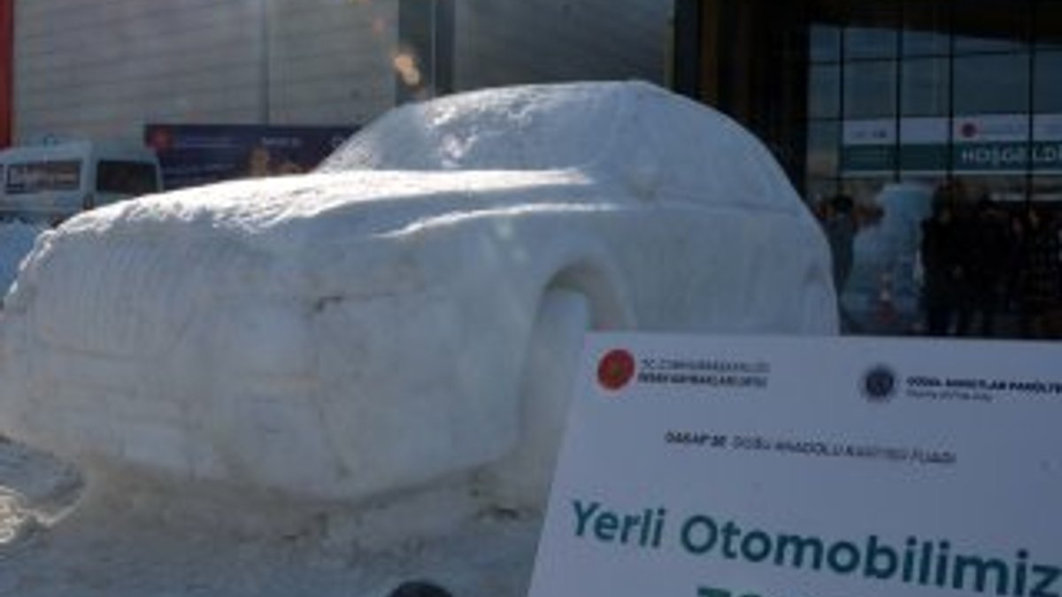 Erzurum'da yerli otomobilin kardan heykeli yapıldı