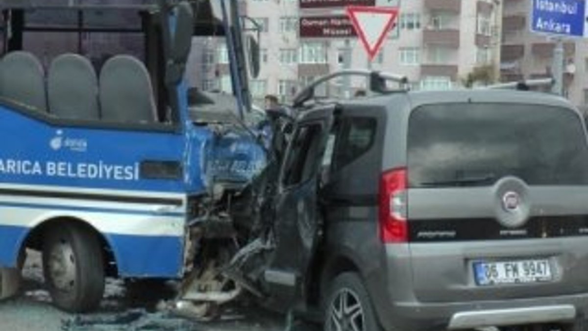Kocaeli'de öğrenci minibüsü ile araç çarpıştı: 27 yaralı