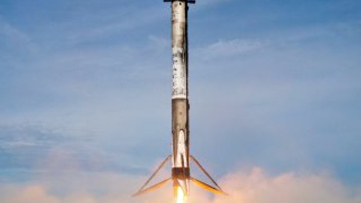 SpaceX, gelecek yıl uzaya 3 turist gönderecek