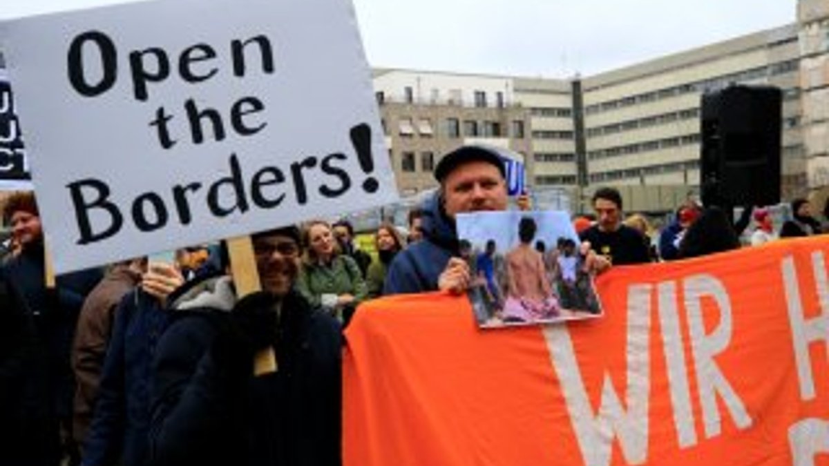 Merkel ve Miçotakis Almanya'da protesto edildi