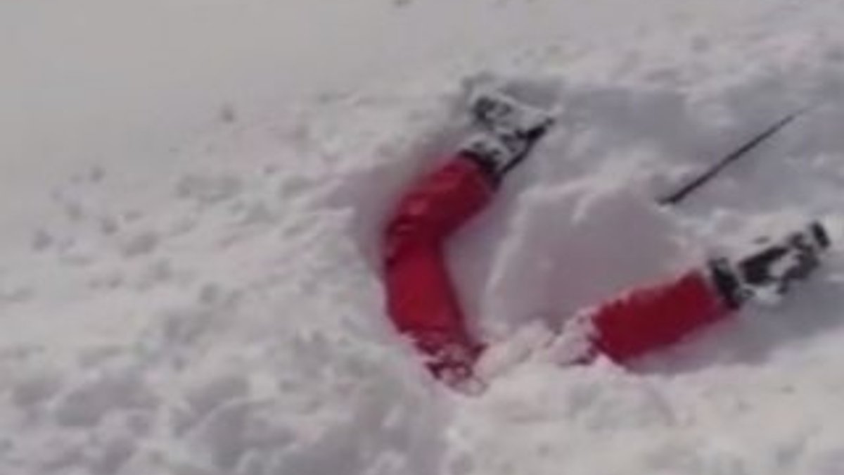 Karda dizlerine kadar baş aşağı gömülü kadın kurtarıldı
