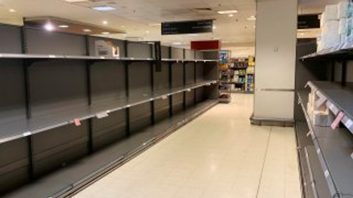 Avrupa'da halk, market raflarını boşalttı