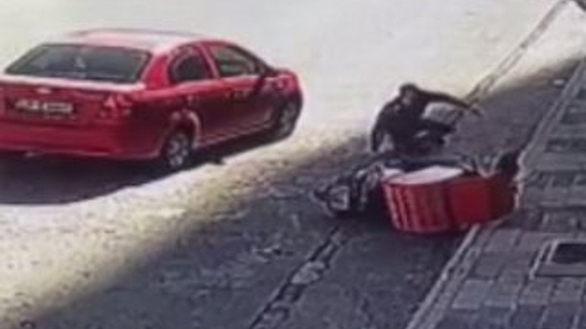 Ümraniye'de otomobil, motosikletliye çarptı