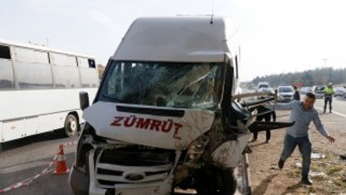 Şanlıurfa'da iki servis aracı çarpıştı: 18 yaralı
