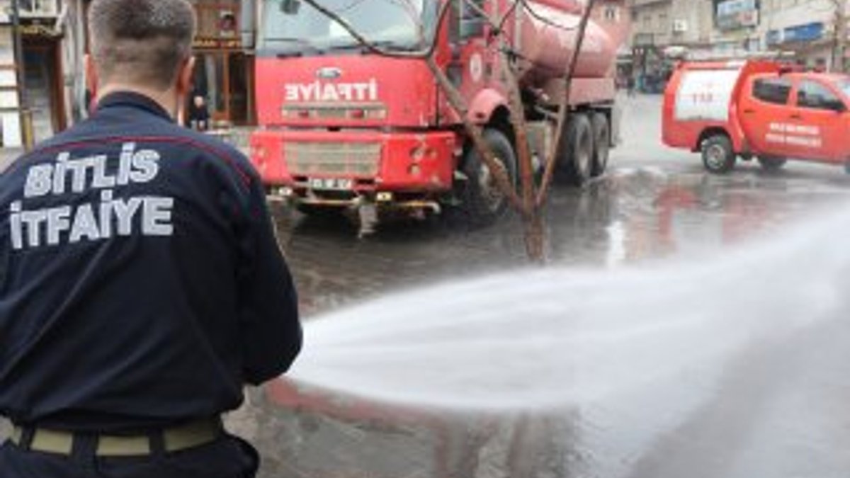 Bitlis’te sokaklar Van Gölü suyuyla yıkandı