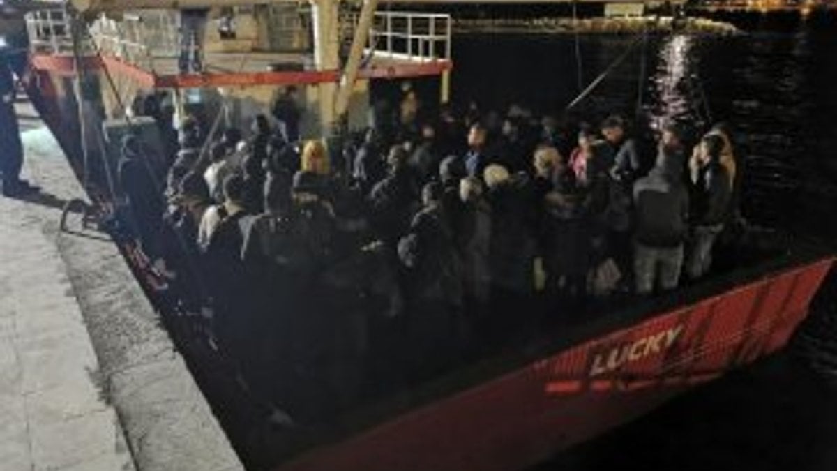 İzmir'de balıkçı teknesinde 125 göçmen yakalandı