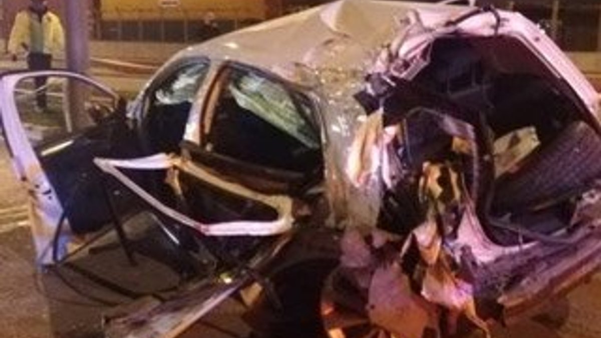 İzmir’de otomobil direğe çarptı: 4 yaralı