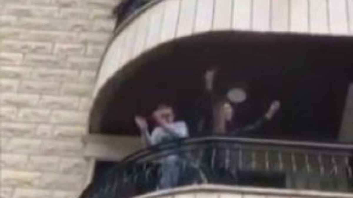 Karantinadaki Lübnanlılar balkonlarda dans etti