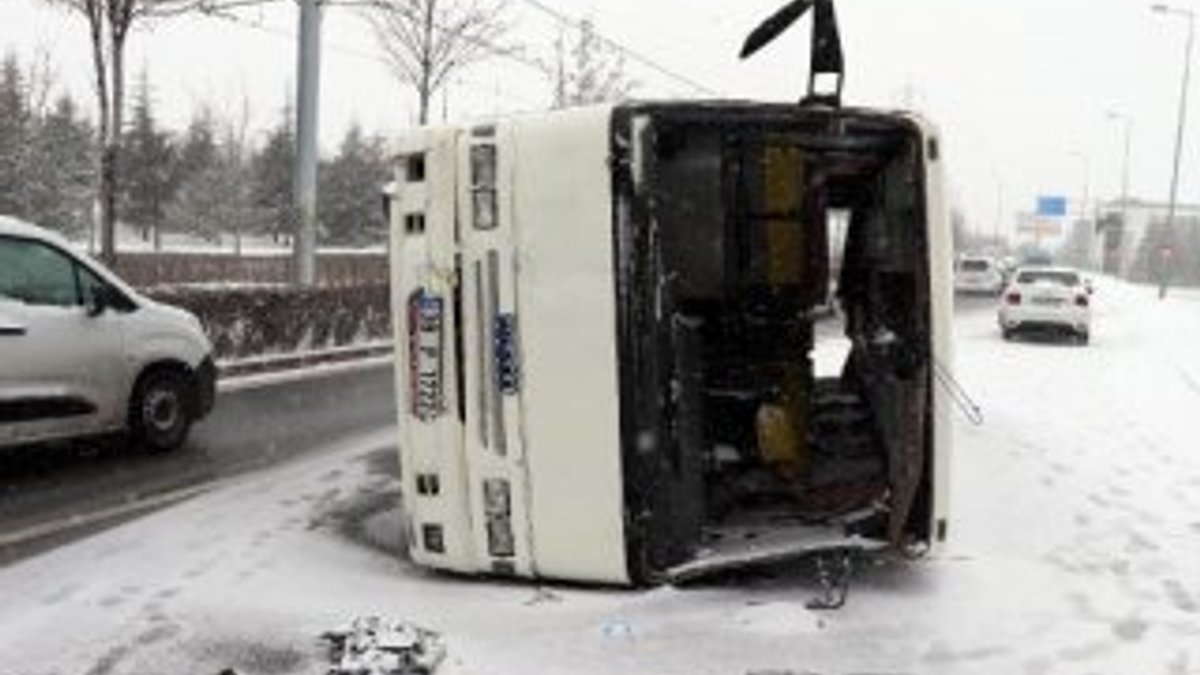 Kayseri'de işçi taşıyan midibüs devrildi: 21 yaralı