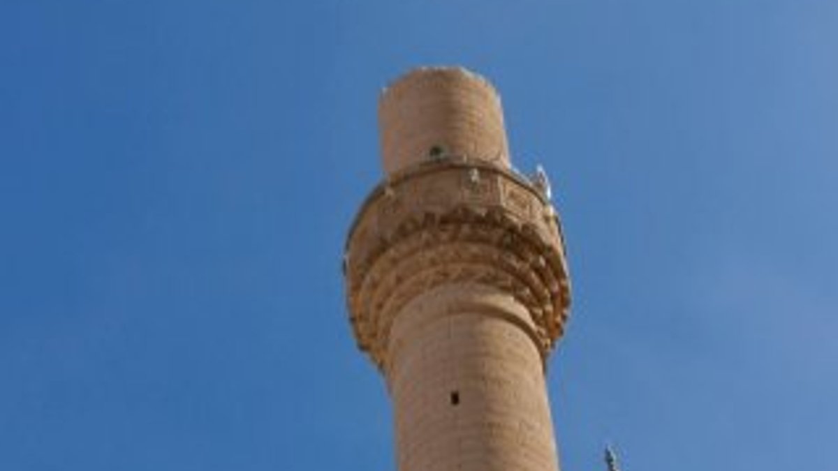 Isparta'da şiddetli rüzgar minarenin alemini uçurdu