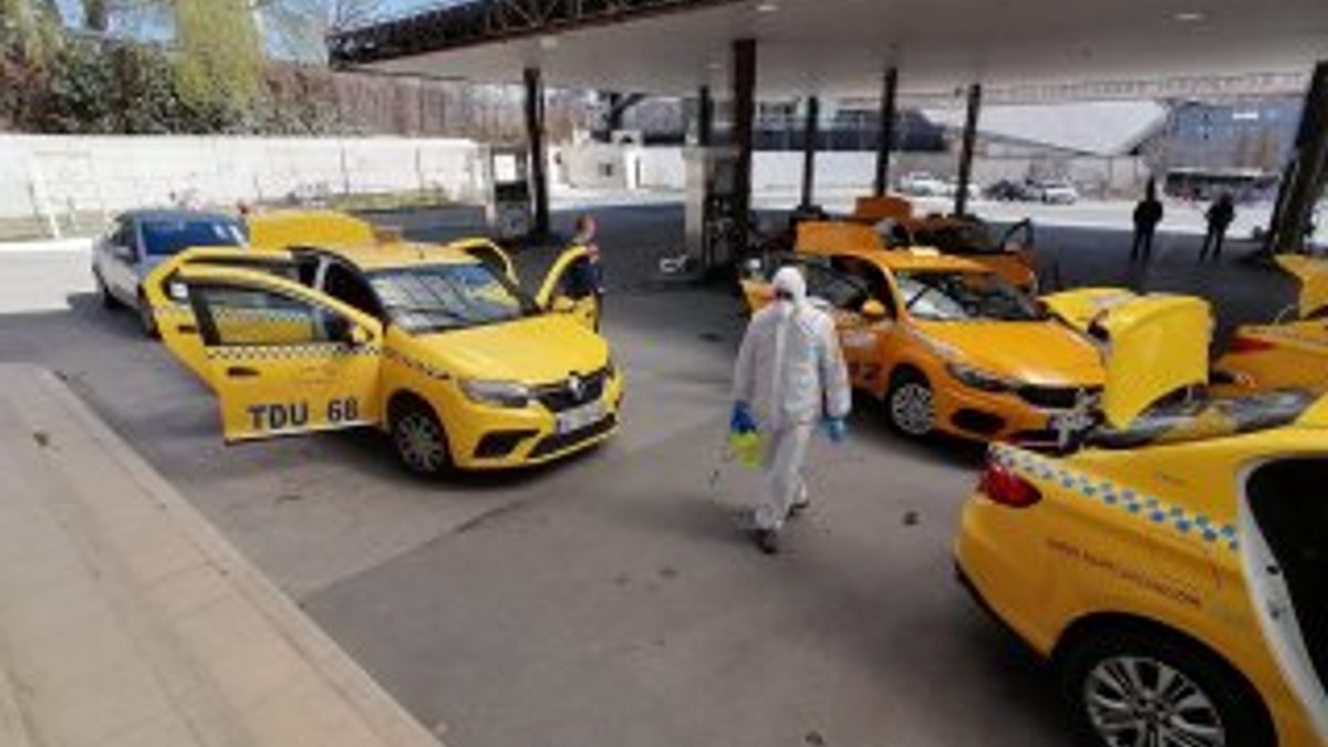 İstanbul'daki taksicilerin dezenfektan kuyruğu