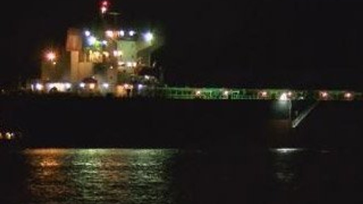 İstanbul Boğazı'nda dümeni kilitlenen gemi kıyıya çekildi