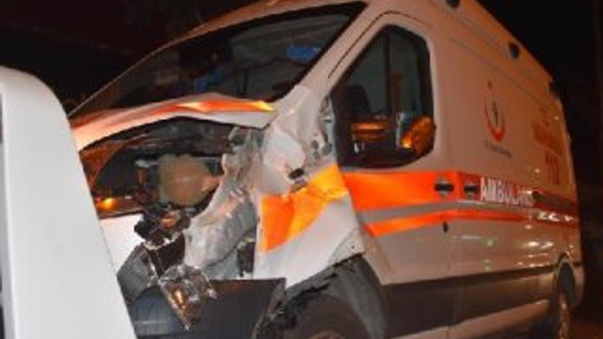 İzmir'de ambulans yayalara çarptı: 2 ölü