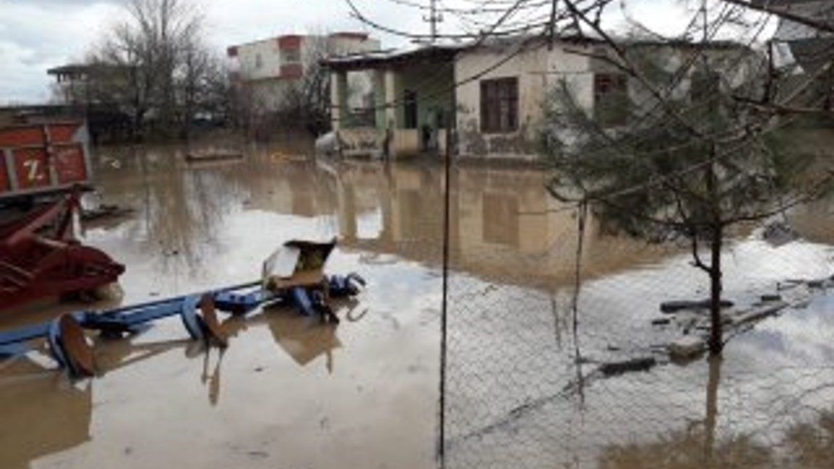 Diyarbakır'da sağanak yağış sonrası evleri su bastı