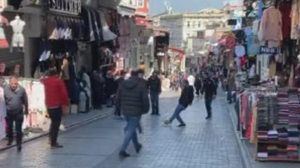 Mahmutpaşa'da sokaklar boş kaldı, esnaf top oynadı