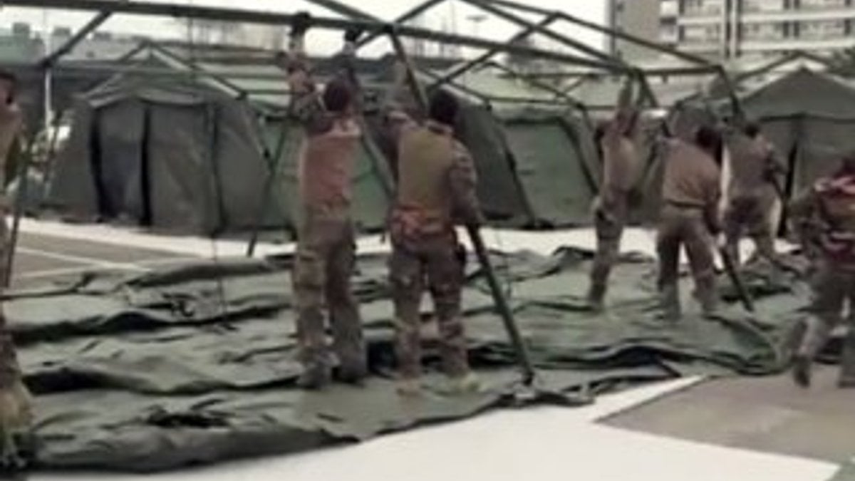 Fransız askerleri, çadırdan hastane kurdu