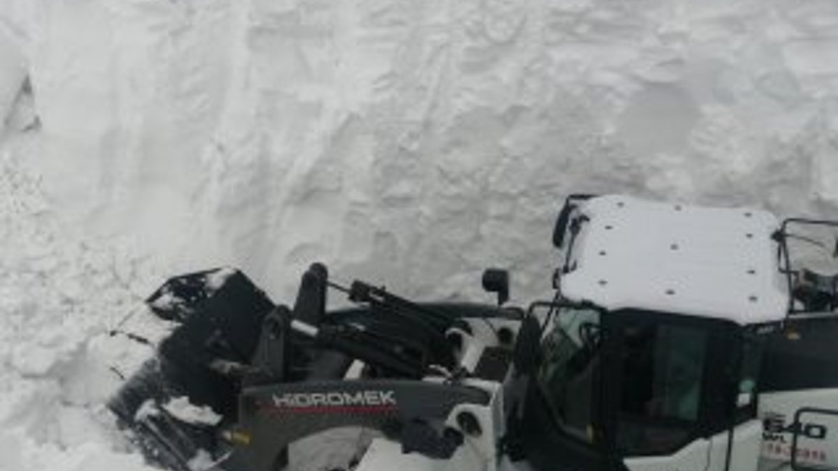 Hakkari'de 11 metrelik karla mücadele