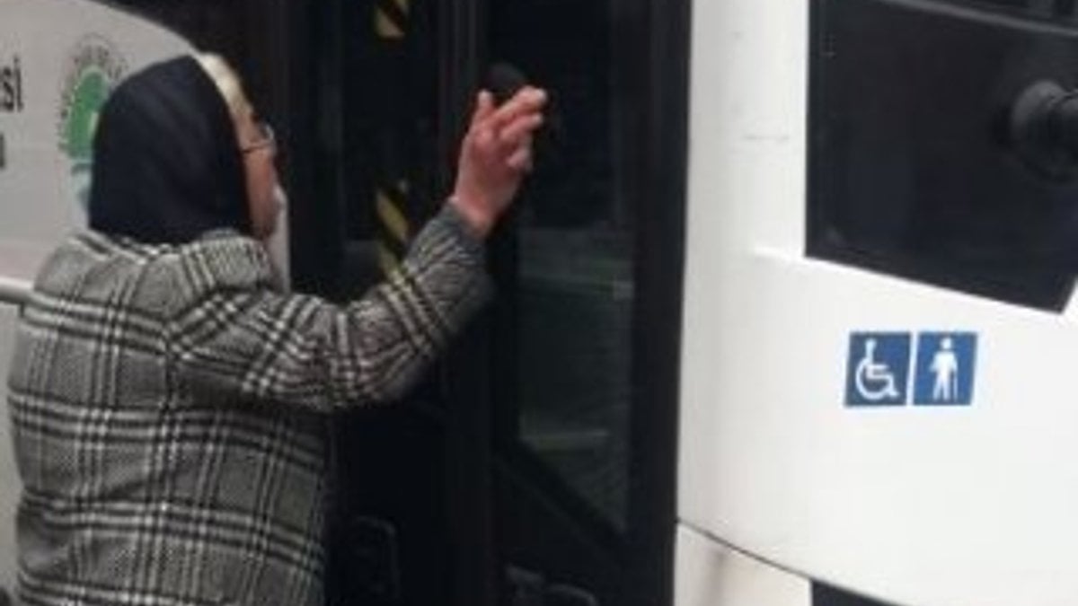 Yasağa rağmen otobüse binmek isteyen yaşlı kadın