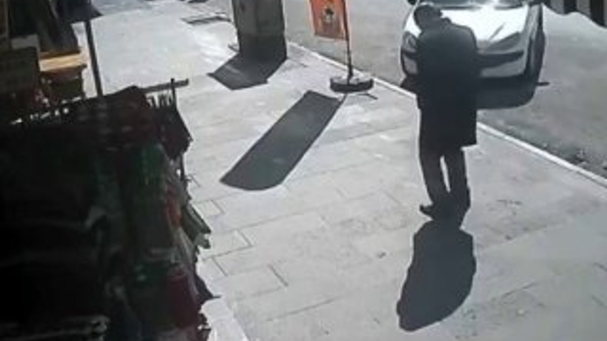 Kaldırımda yürüyen adamın ölümü kamerada