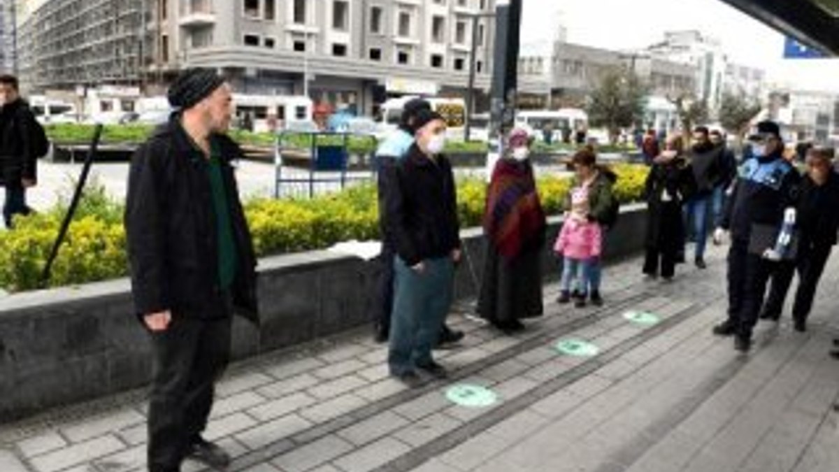 İstanbul'da 'sosyal mesafeni koru' çıkartmaları