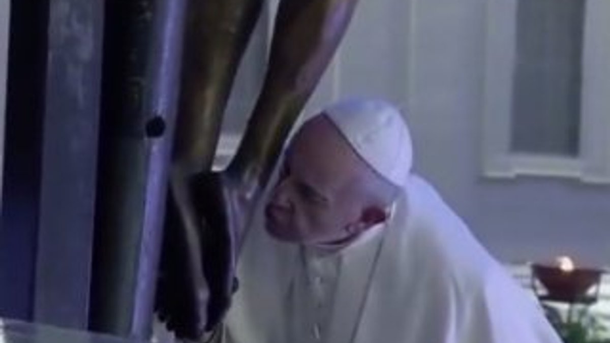 Papa, korona dursun diye dua edip heykel öptü