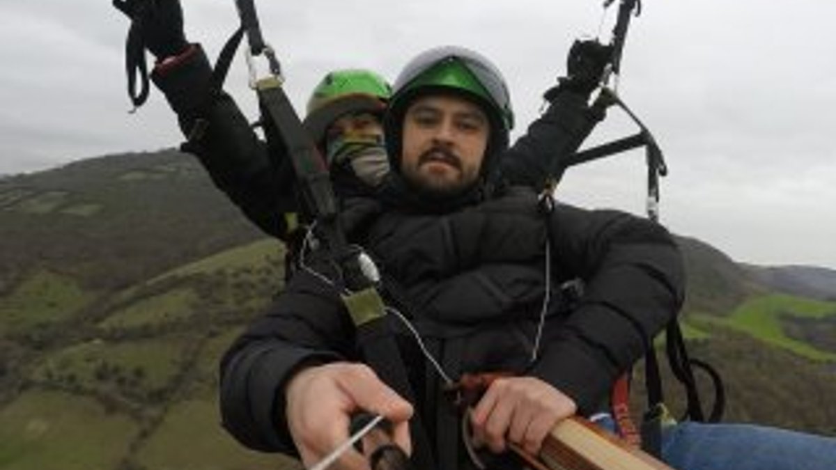 Samsunlu müzisyen yamaç paraşütü yaparken kemençe çaldı
