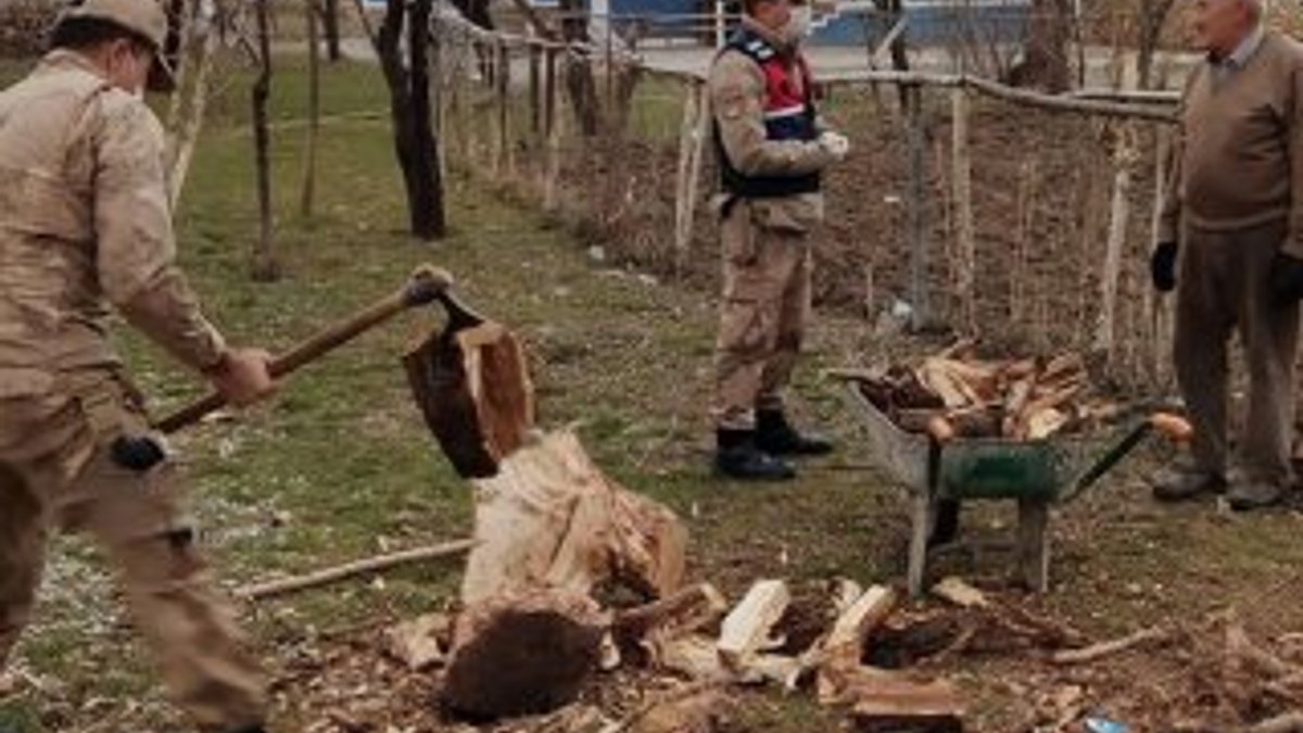 Mehmetçik, dışarı çıkamayanların odunlarını kırıyor