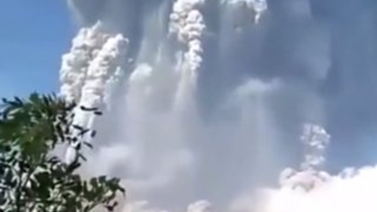 Endonezya'da Merapi Yanardağ'ı patladı