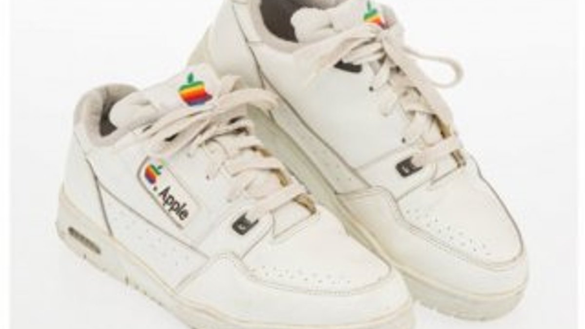 1990'lardan kalma Apple ayakkabısı 10 bin dolara satıldı