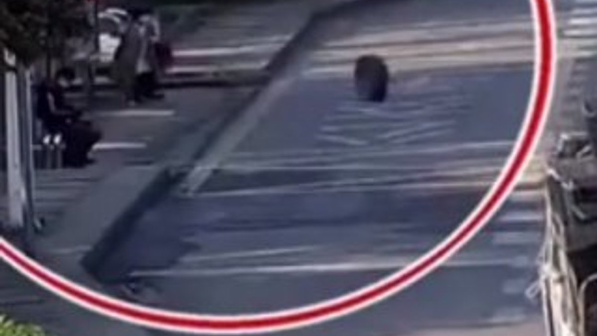 Çin'de, minibüsün kopan lastiği kadına çarptı