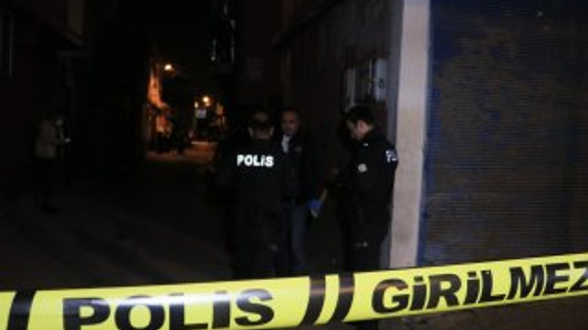 Adana'da 2 kişiye sokak ortasında silahlı saldırı