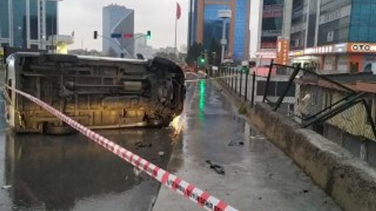 İstanbul'da yan yatan araçtan 4 kişi fırladı