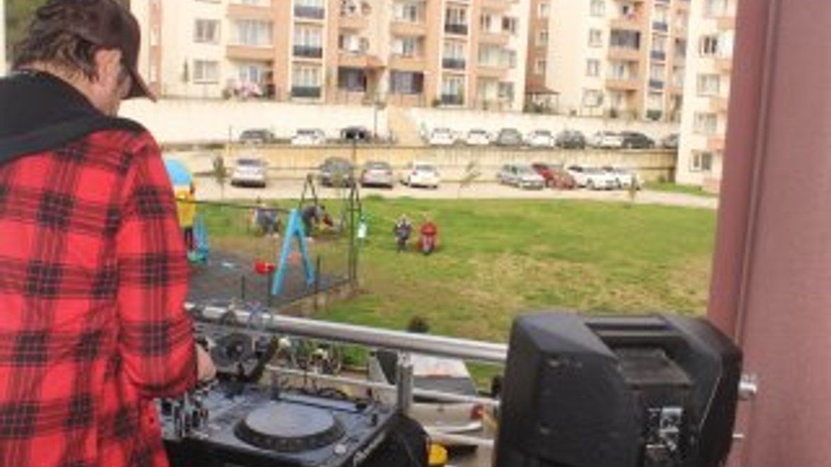 Düzce'de evinin balkonundan DJ performansı gerçekleştirdi