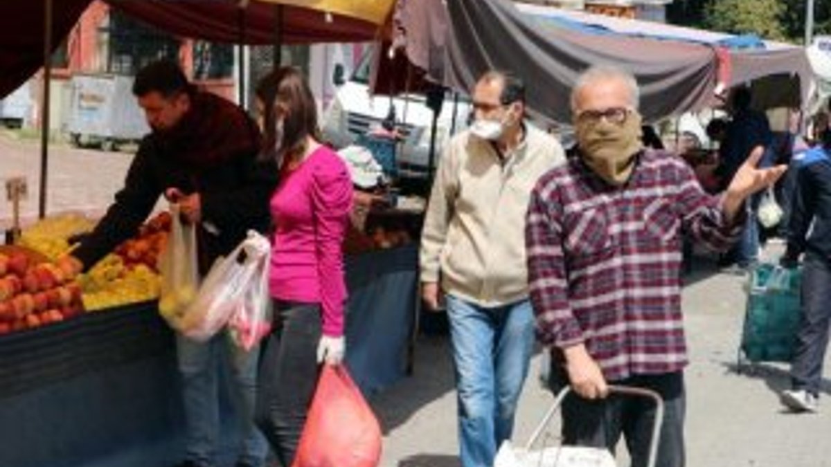 Adana'da yasağa rağmen pazarda maske takmadılar