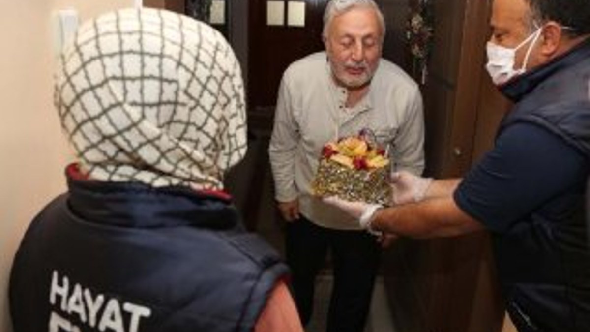 Konya'da Vefa ekibi yaşlı adama doğum günü sürprizi yaptı