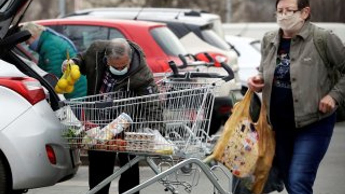 İsveç'te yaşlılardan poşet taşıma parası alıyorlar