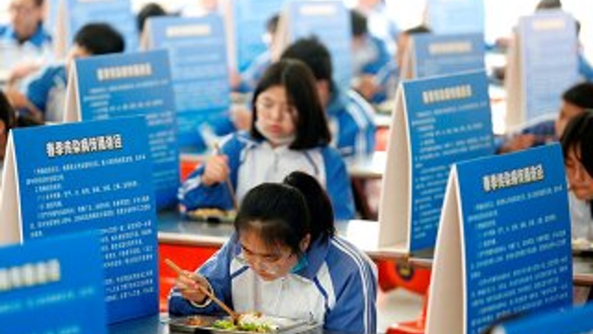 Çinli öğrenciler, yemeği sosyal mesafeyle yedi