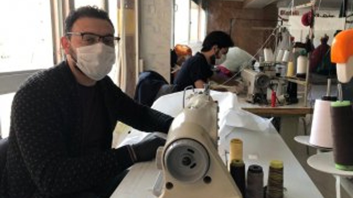 Suriyeli kardeşler, maske yapımı için kolları sıvadı
