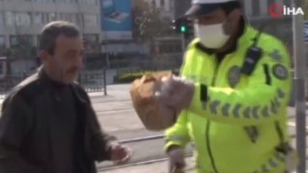 Polis, ekmek almaya çıkan vatandaşa simitlerini verdi