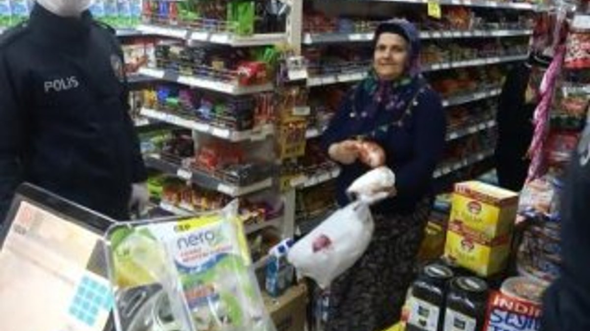 Sultangazi'de marketi polis basınca müşteriler saklandı