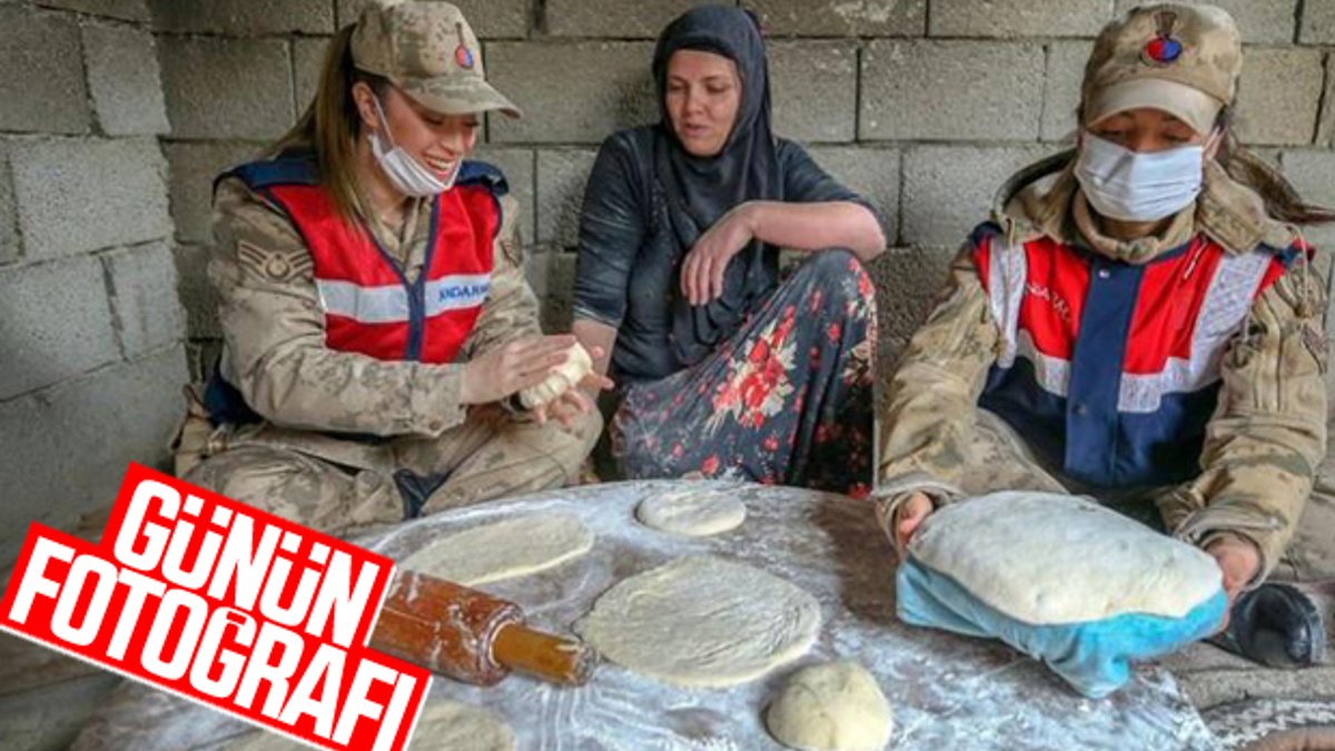 Van'da kadın askerler tandırda ekmek pişirdi
