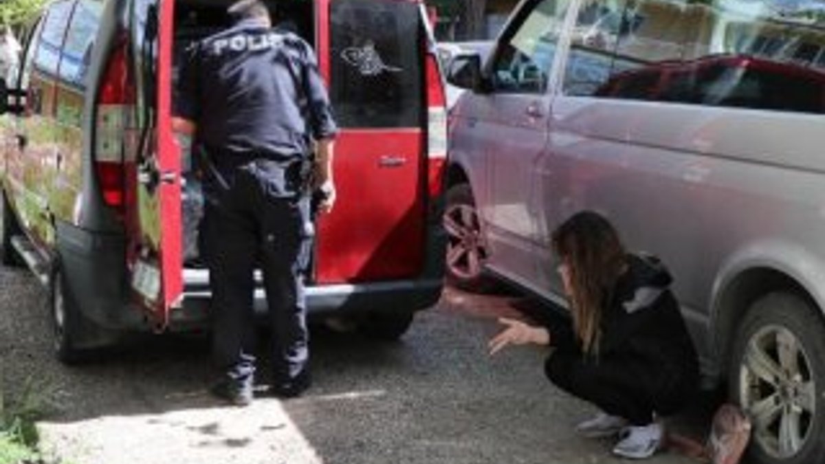 Yasağı deldi, polisi görünce eşini araçta bırakıp kaçtı