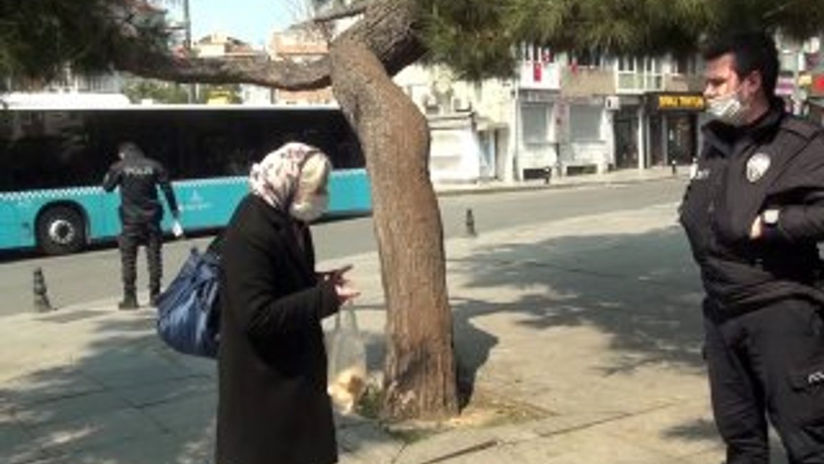 Yaşlı kadın güvercin beslemek için sokağa çıktı