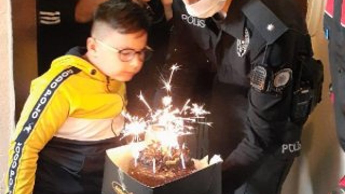 Sağlık çalışanının oğluna polisten doğum günü sürprizi