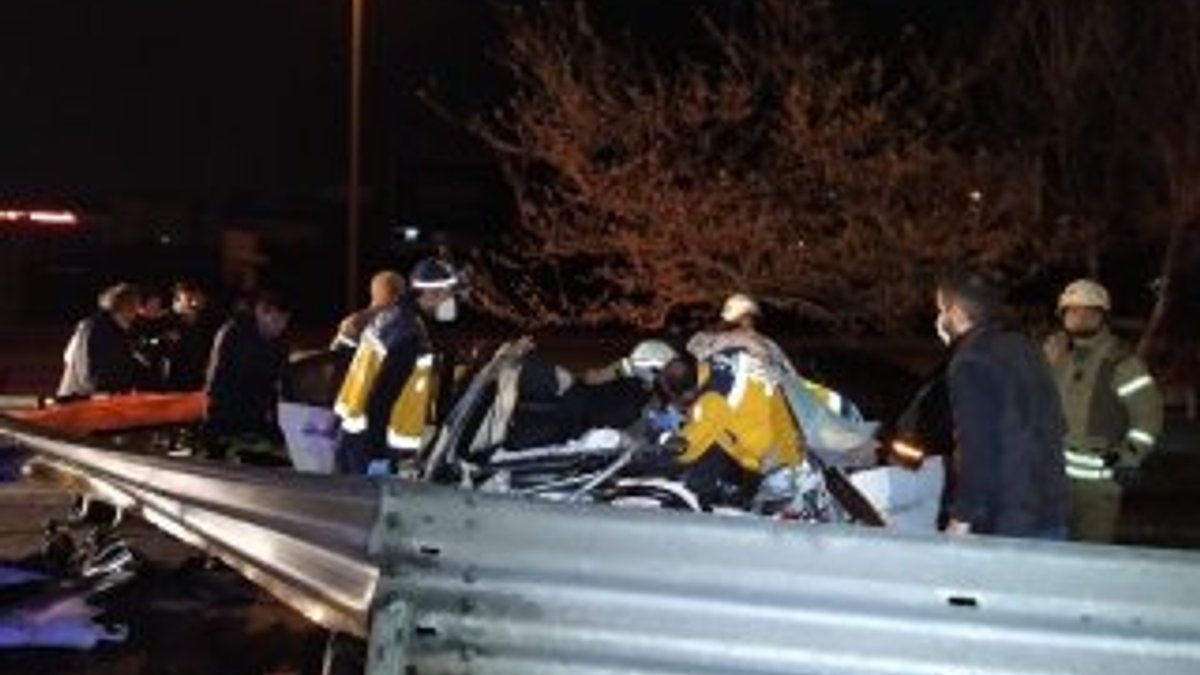 Başakşehir'de otomobil bariyerlere çarptı: 2'si ağır, 3 yaralı