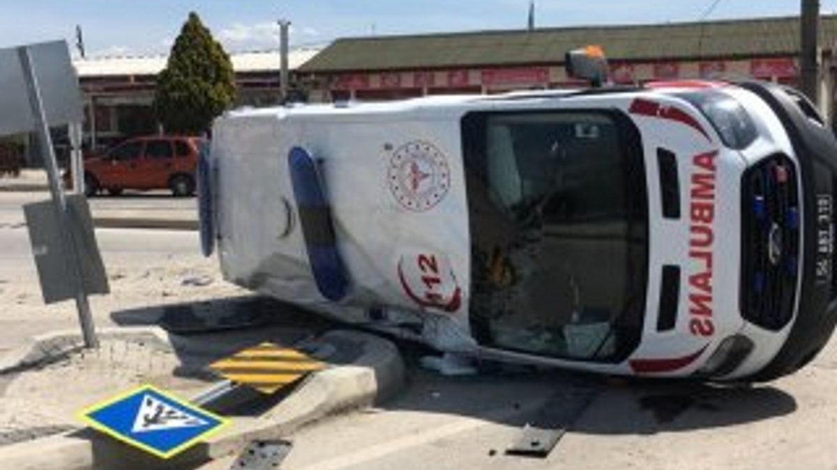 Sakarya'da kaza yapan ambulans devrildi