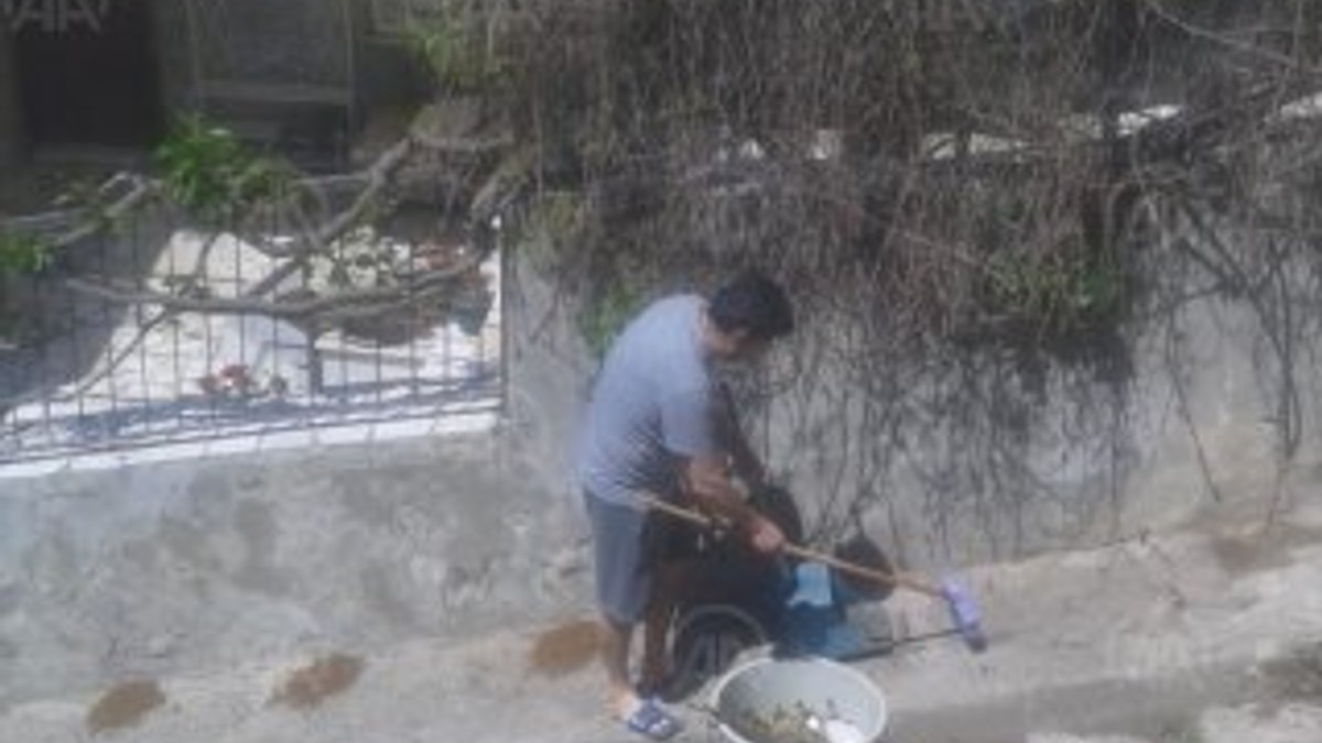 İzmir'de sokak hayvanlarının mamalarını çöpe atan adam