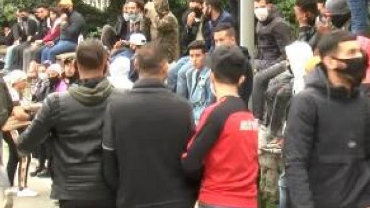 Beşiktaş'ta toplanan Faslılar koronavirüsü umursamadı