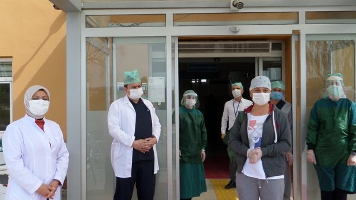 Samsun'da koronavirüsü atlatan hemşire taburcu oldu